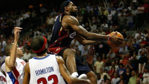 CLASSIC HIGHLIGHT: LeBron James Drops 25 In A Row Against Detroit Pistons